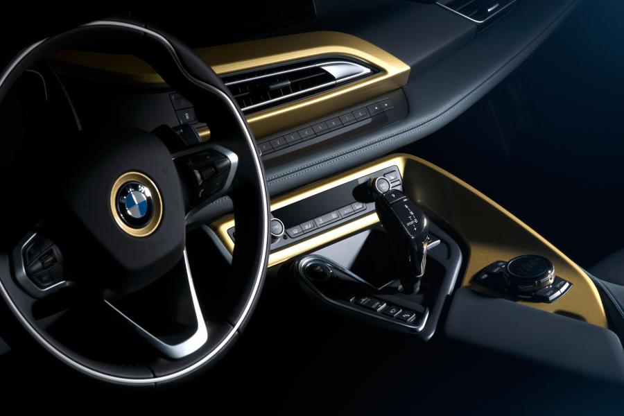 Детали интерьера BMW i8 STARLIGHT Edition (I15) 2018 года  (фото 2 из 16)